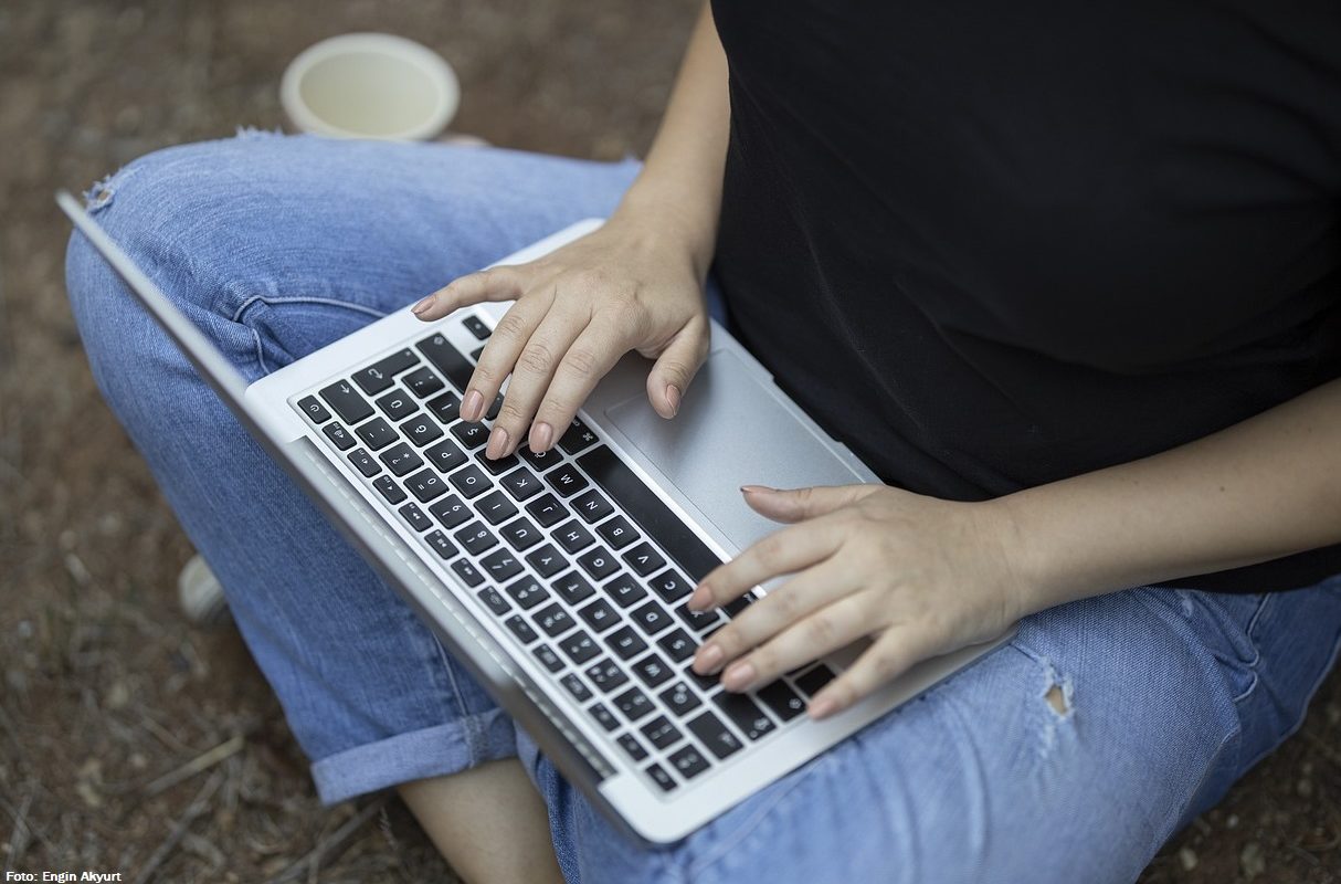 Frau mit Laptop