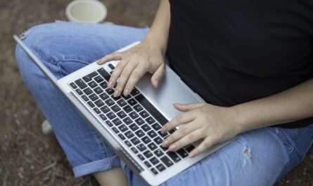 Frau mit Laptop